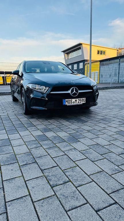Schwarz Gebraucht 2018 Mercedes A180 Limousine | 14.999 € (Guter Preis) - Bild 1/4