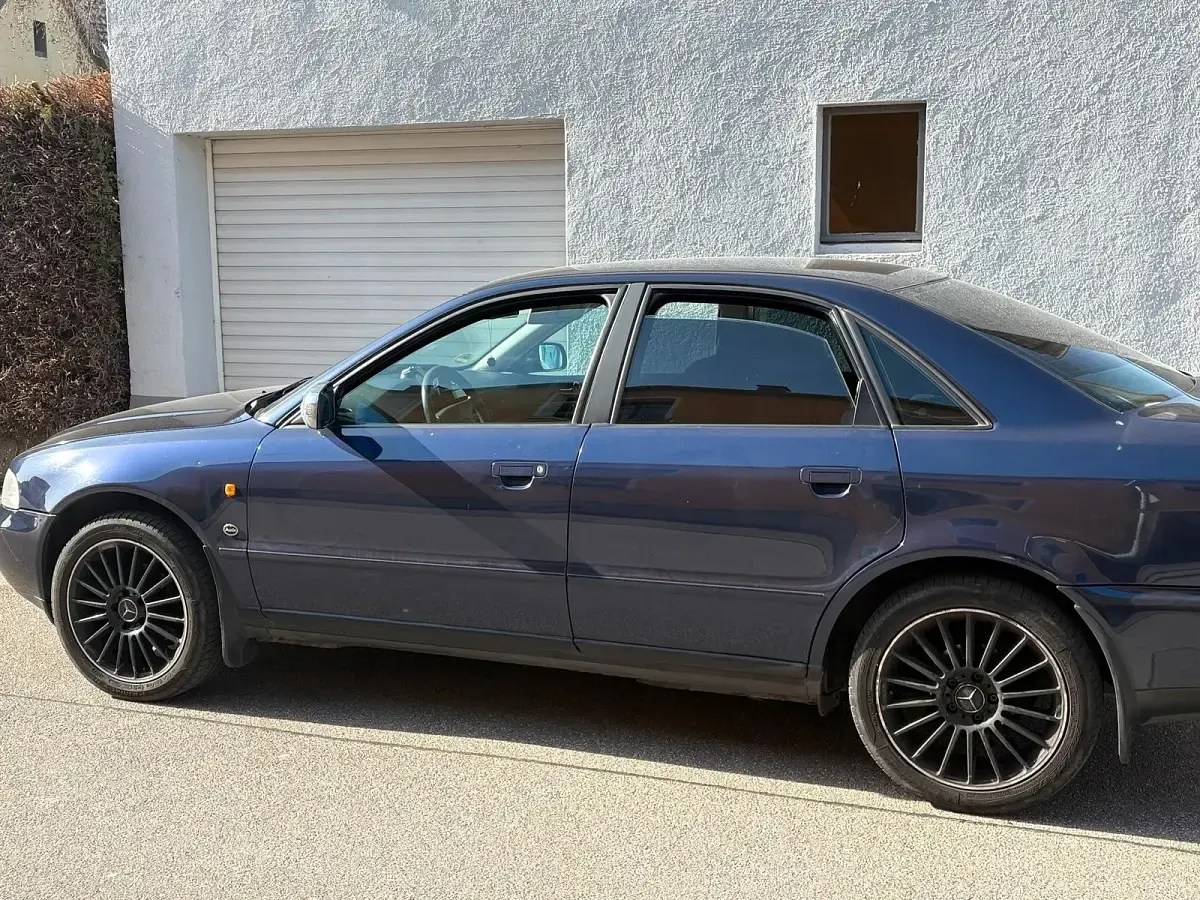 Second-hand Audi A4 100 CP (73 kW) 1997 Albastru Berlinǎ