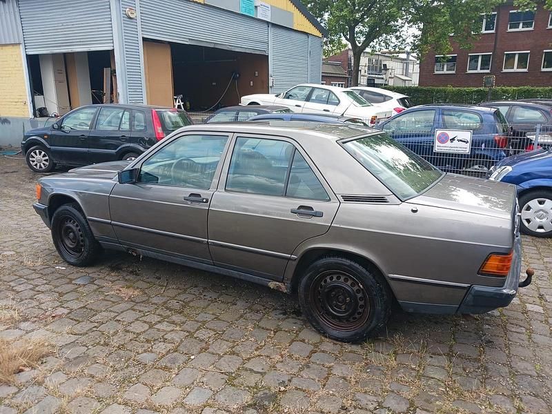 Gebraucht Mercedes 190 118 PS (86 kW) 1986 Grau Limousine