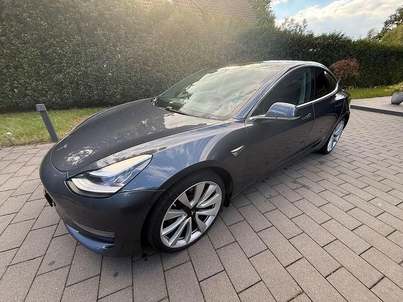 Grau Gebraucht 2019 Tesla Model 3 Performance Limousine | 21.400 € (Fairer Preis) - Bild 1/4