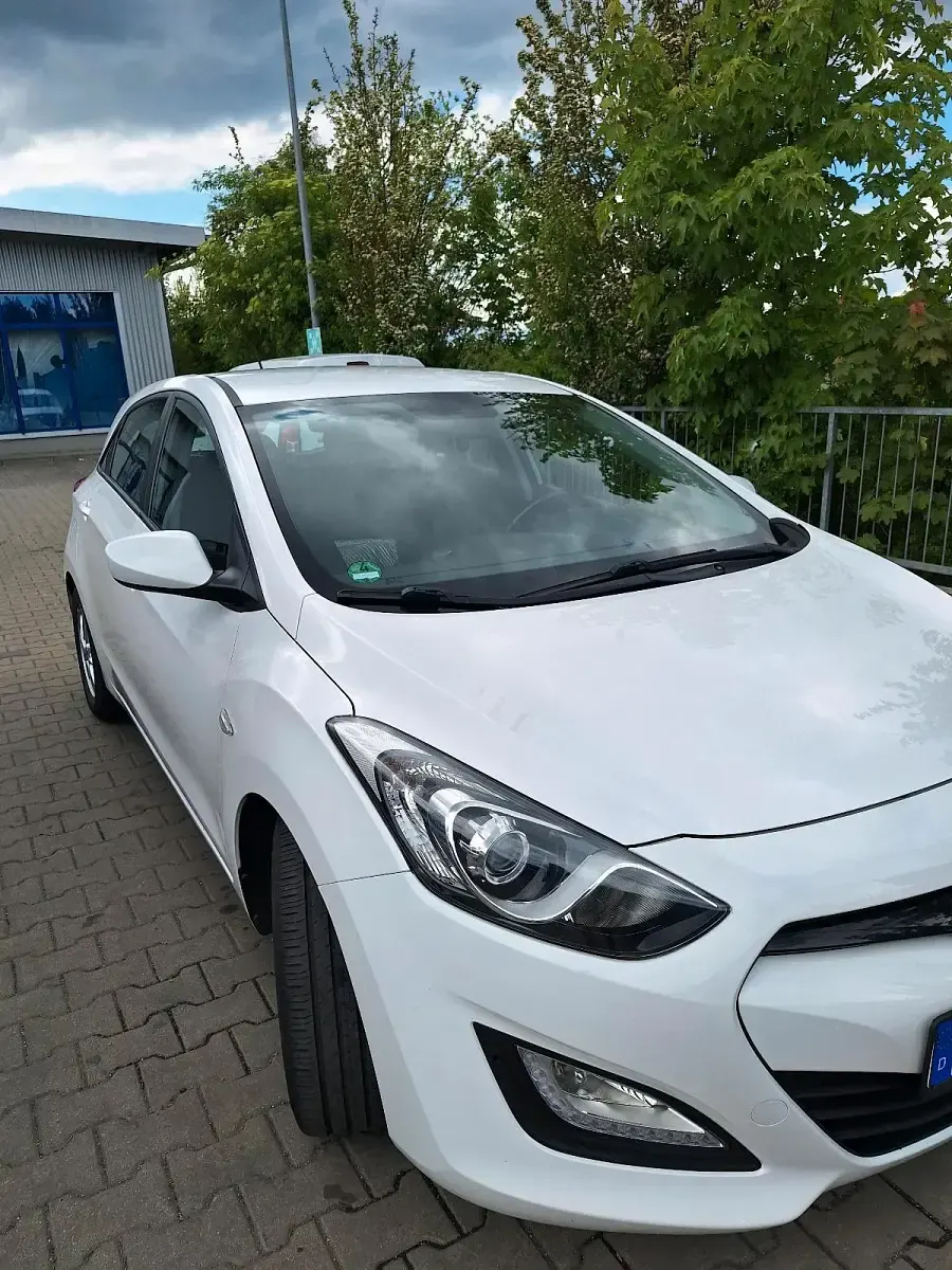 Gebraucht Hyundai i30 101 PS (74 kW) 2015 Weiß Limousine