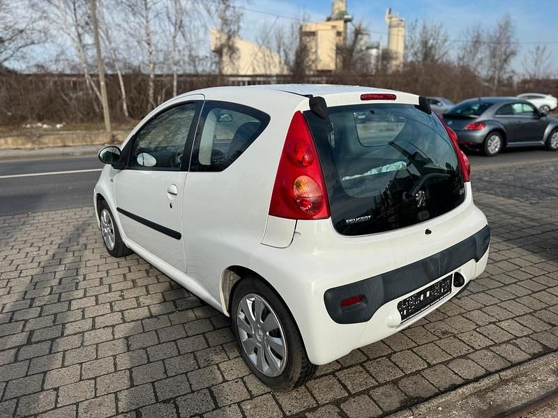 Gebraucht Peugeot 107 68 PS (50 kW) 2010 Weiß Kleinwagen