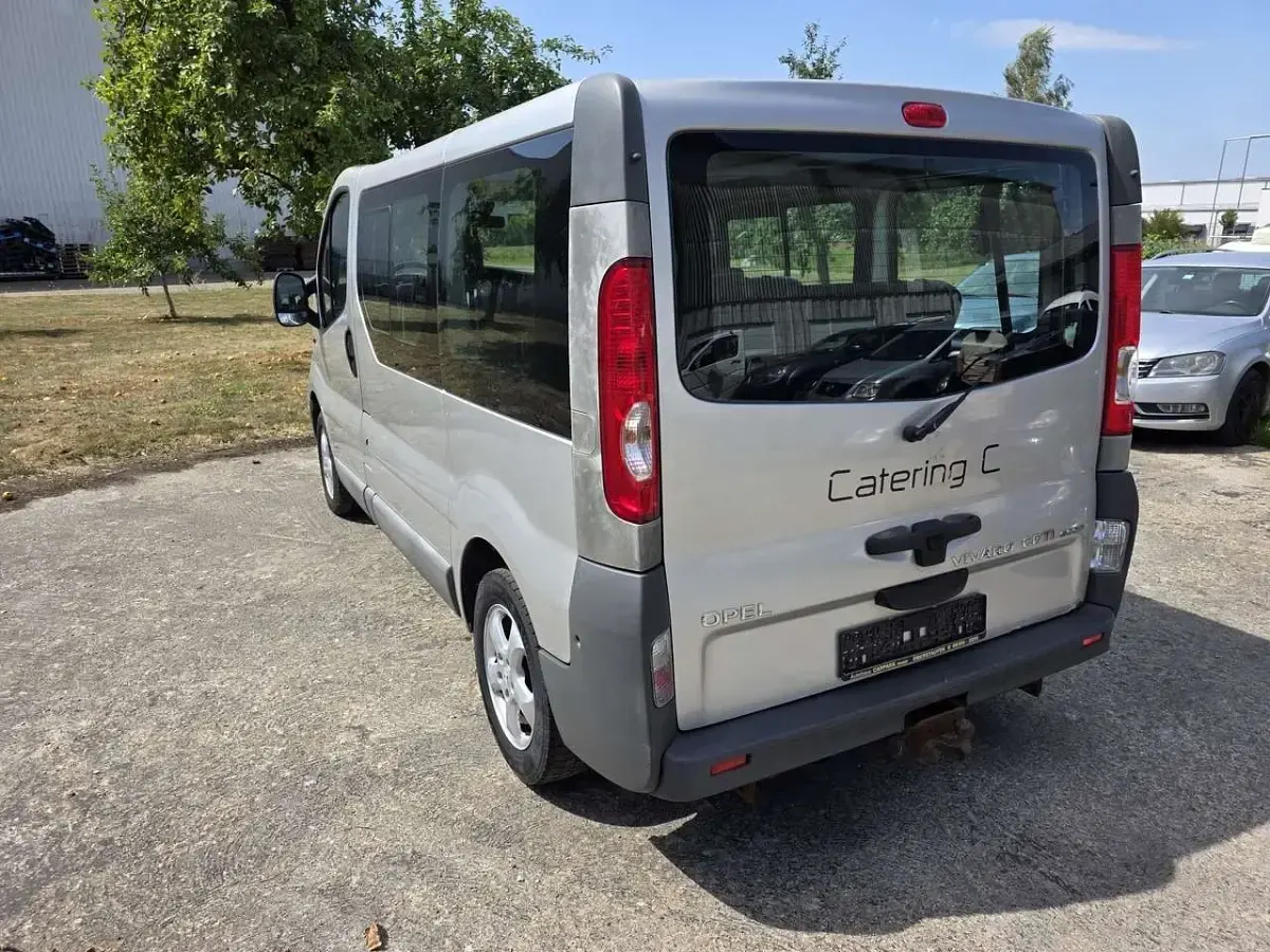 Gebraucht Opel Vivaro 114 PS (83 kW) 2012 Starsilber m2 Van / Kleinbus