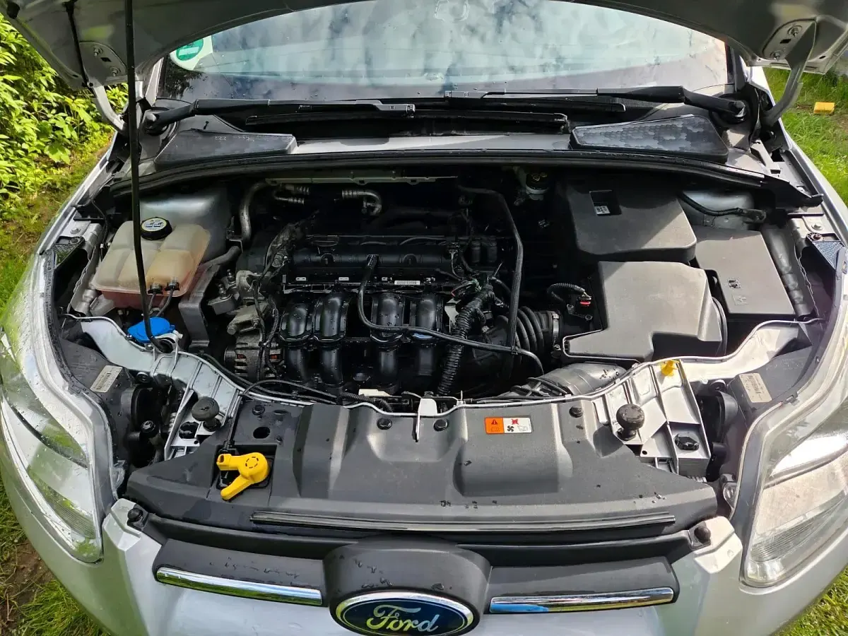 Gebraucht Ford Focus 105 PS (77 kW) 2011 Silber Limousine