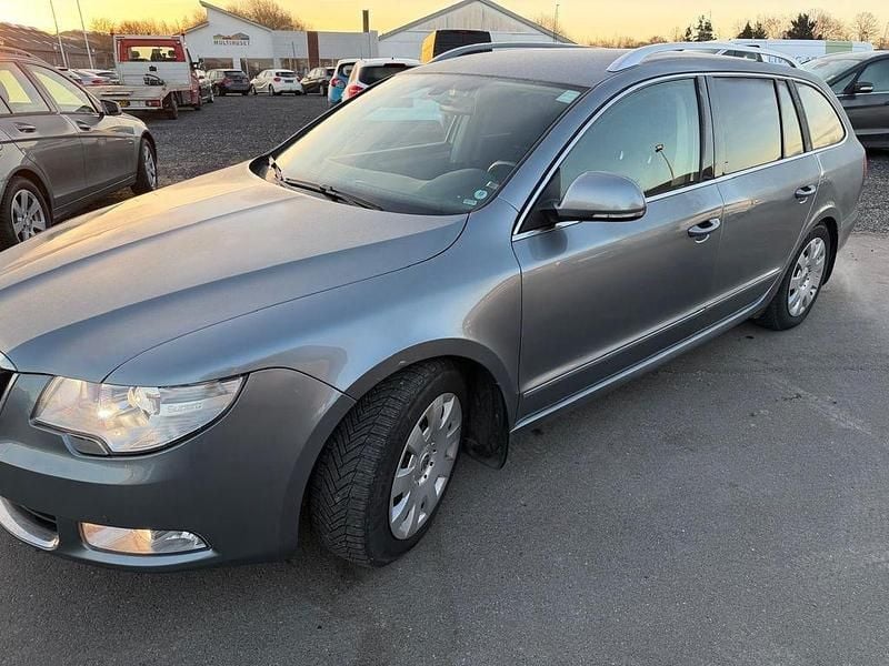 Gebraucht Skoda Superb Elegance 160 PS (117 kW) 2011 Grau Kombi