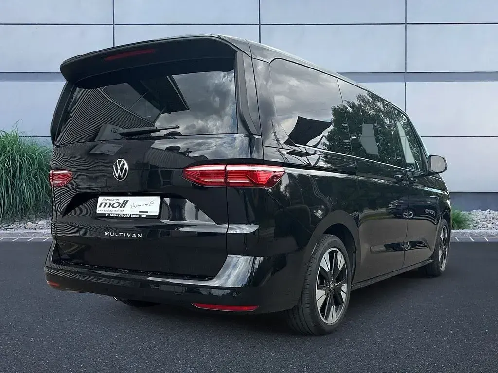 Gebraucht VW Multivan Life 150 PS (110 kW) 2025 Deep black perleffekt Van / Kleinbus