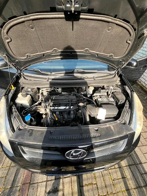 Gebraucht Hyundai i20 78 PS (57 kW) 2010 Schwarz Kleinwagen