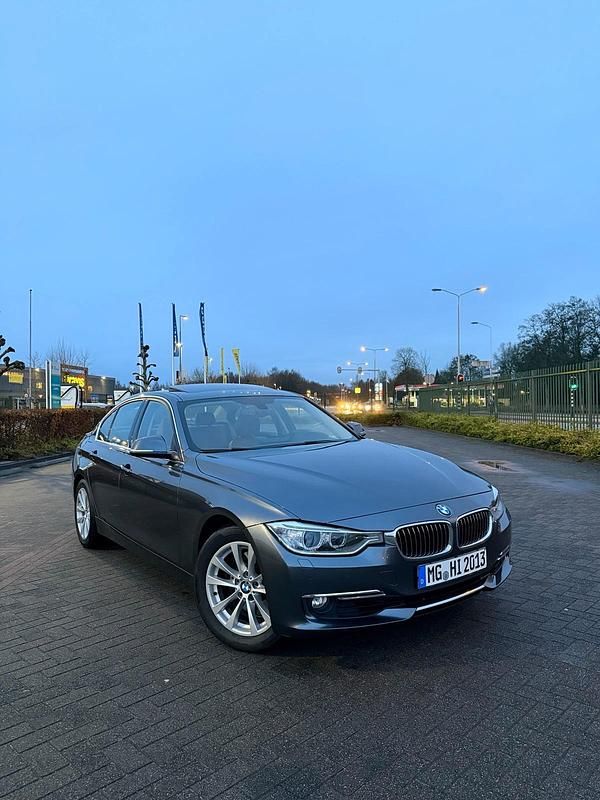 Grau Gebraucht 2013 BMW 330 Limousine | 12.499 € (Guter Preis) - Bild 1/4
