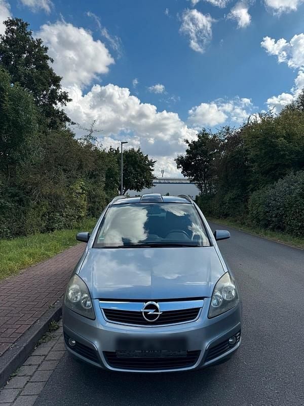 Grau Gebraucht 2005 Opel Zafira Van / Kleinbus | 1.400 € (Etwas zu teuer) - Bild 1/4