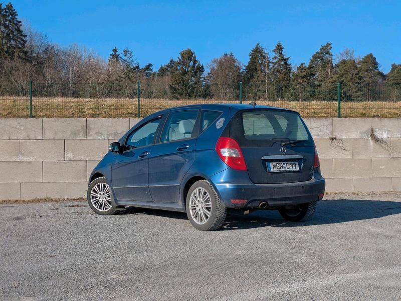 Gebraucht Mercedes A160 Elegance 95 PS (69 kW) 2011 Blau Kleinwagen