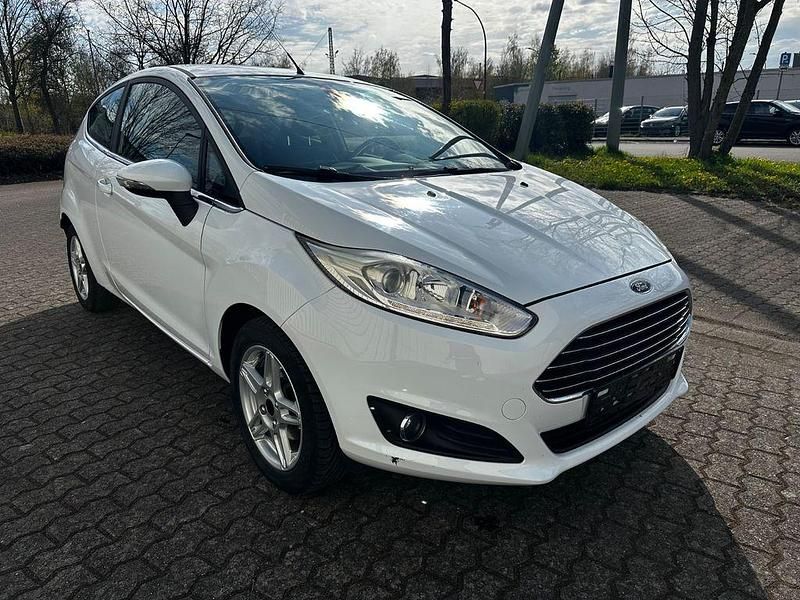 Gebraucht Ford Fiesta Titanium 101 PS (74 kW) 2013 Weiß Kleinwagen
