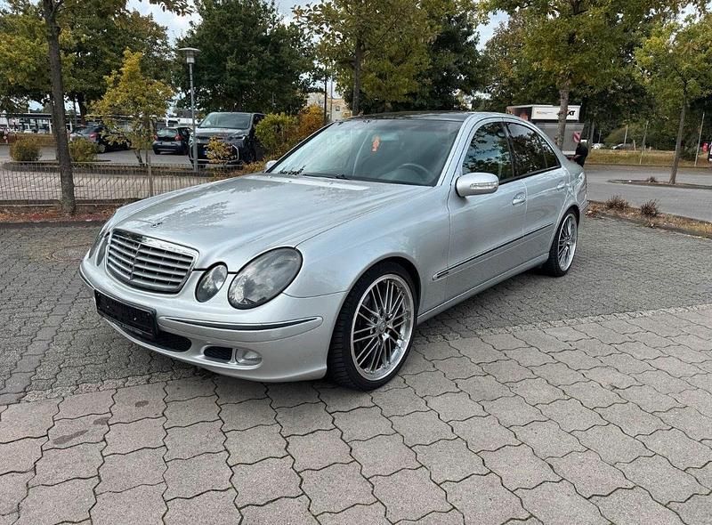 Silber Gebraucht 2004 Mercedes E200 Limousine | 4.500 € (Fairer Preis) - Bild 1/4