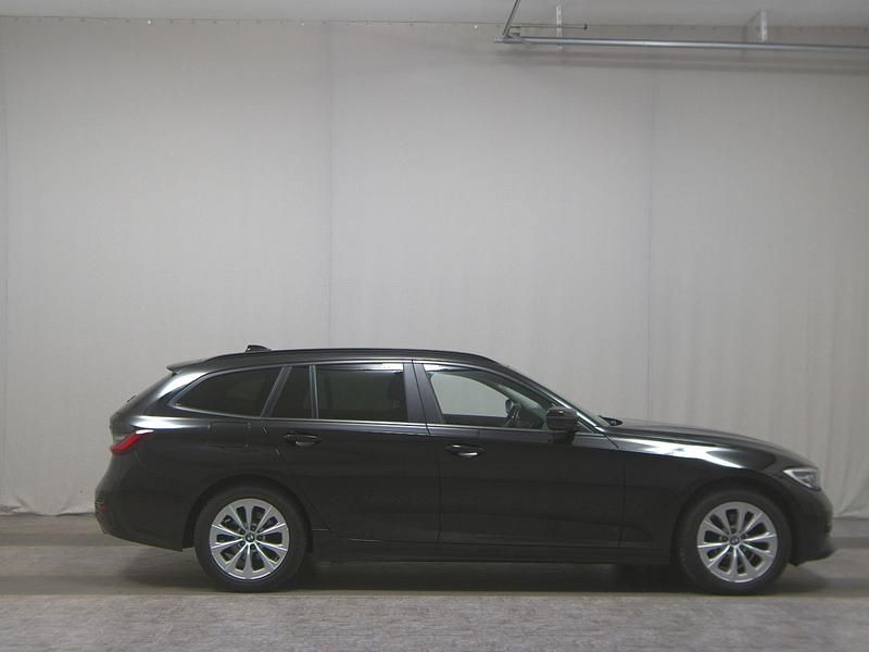 Schwarz Gebraucht 2022 BMW 318 Advantage Kombi | 18.080 € (Superpreis) - Bild 1/4