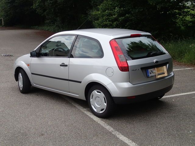 Gebraucht Ford Fiesta Ambiente 80 PS (58 kW) 2004 Silber metallic Kleinwagen