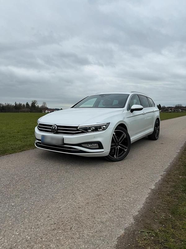 Gebraucht VW Passat 150 PS (110 kW) 2022 Weiß Kombi