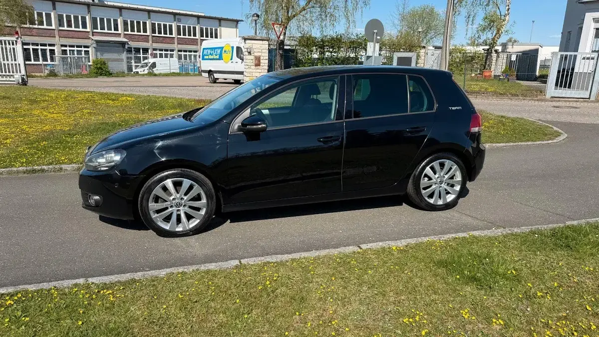 Gebraucht VW Golf VI Team 105 PS (77 kW) 2011 Schwarz Kleinwagen