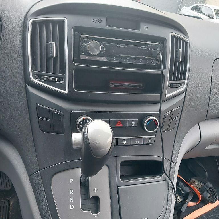 Gebraucht Hyundai H-1 170 PS (125 kW) 2017 Weiß Van / Kleinbus