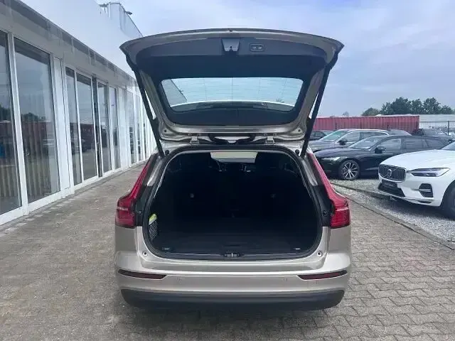 Gebraucht Volvo V60 Core 197 PS (144 kW) 2023 Andere Kombi