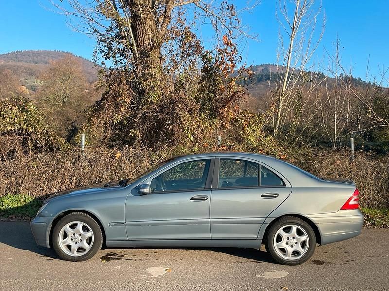 Grau Gebraucht 2004 Mercedes 180 Limousine | 4.400 € - Bild 1/4