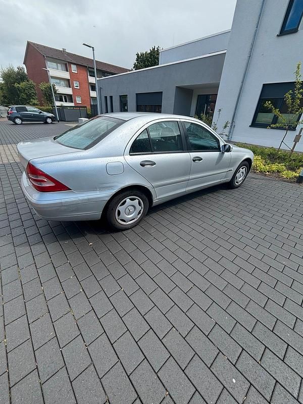Grau Gebraucht 2000 Mercedes C180 Limousine | 3.000 € - Bild 1/4