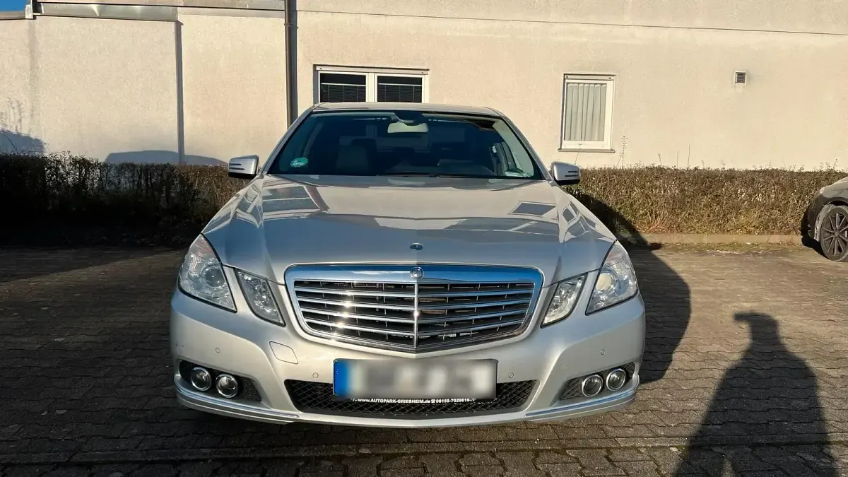 Gebraucht Mercedes E220 170 PS (125 kW) 2011 Silber Limousine