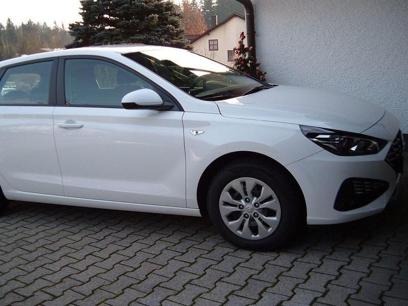 Gebraucht Hyundai i30 Pure 110 PS (80 kW) 2023 Weiß Limousine
