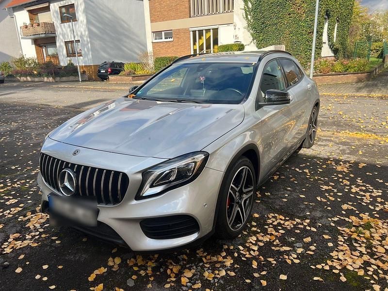 Silber Gebraucht 2017 Mercedes GLA180 AMG line SUV | 17.900 € (Fairer Preis) - Bild 1/4