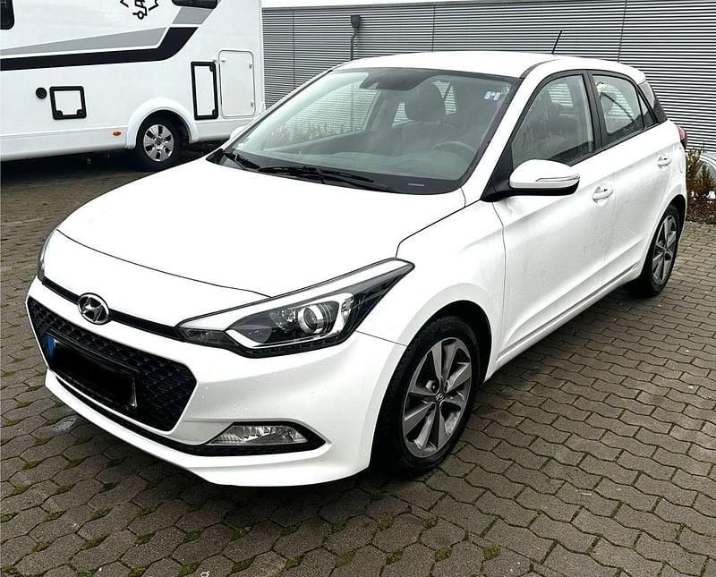 Gebraucht Hyundai i20 75 PS (55 kW) 2015 Weiß Kleinwagen