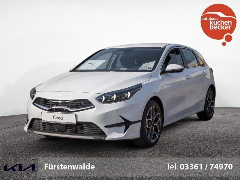 Weiß Neu 2025 Kia Ceed Spirit Limousine | 29.430 € (Etwas zu teuer) - Bild 1/4