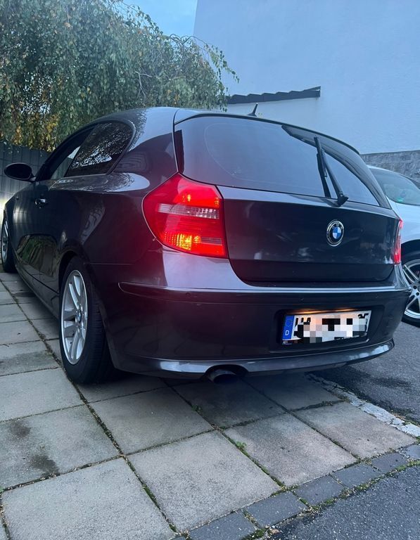 Grau Gebraucht 2007 BMW 118 Sport Line Kleinwagen | 3.900 € (Guter Preis) - Bild 1/4
