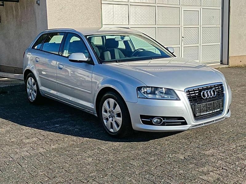 Gebraucht Audi A3 Attraction 105 PS (77 kW) 2011 Eissilber metallic Kleinwagen