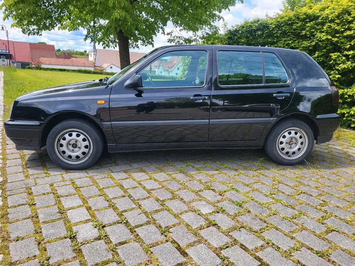 Gebraucht VW Golf III 75 PS (55 kW) 1997 Schwarz Kleinwagen