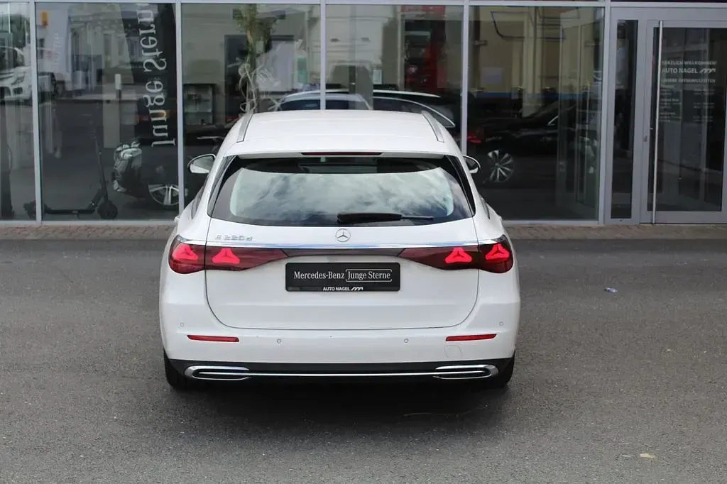 Gebraucht Mercedes E220 Avantgarde 197 PS (144 kW) 2025 Weiß Kombi