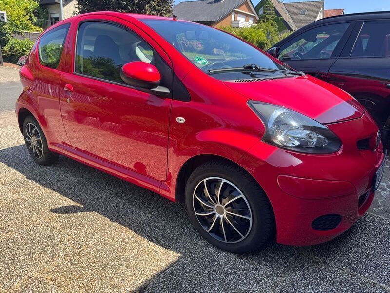 Rot Gebraucht 2009 Toyota Aygo Kleinwagen | 2.999 € (Fairer Preis) - Bild 1/4