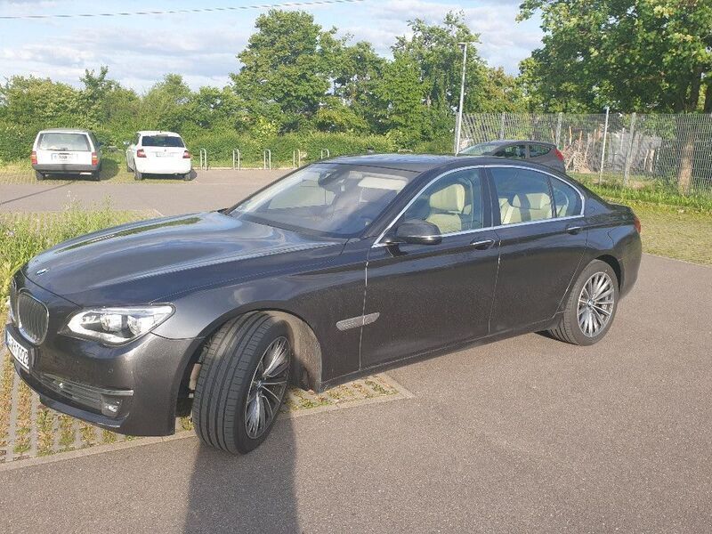 Braun Gebraucht 2014 BMW 750 Limousine | 18.200 € (Guter Preis) - Bild 1/4