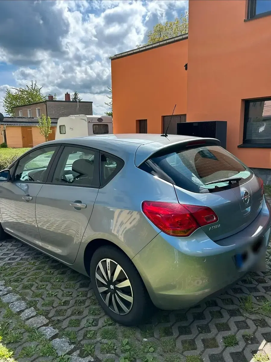 Gebraucht Opel Astra 101 PS (74 kW) 2012 Grau Limousine