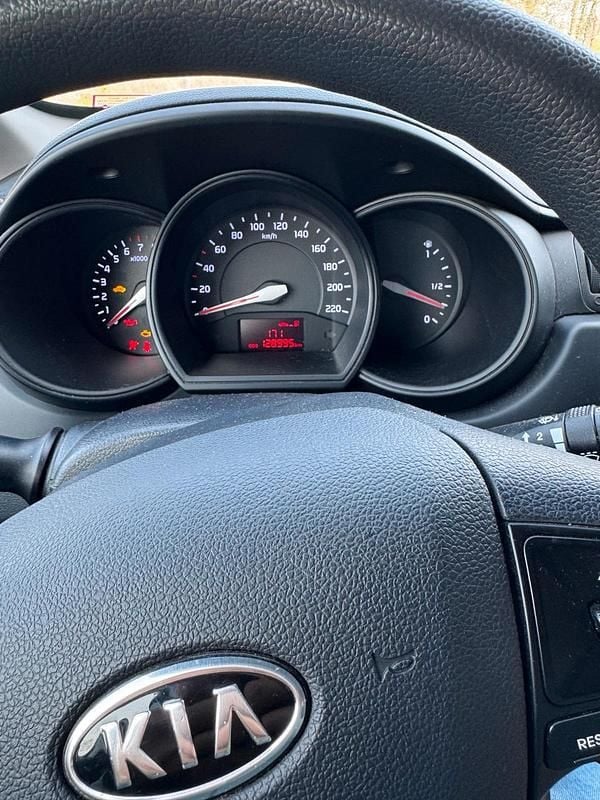 Gebraucht Kia Rio 109 PS (80 kW) 2012 Silber Kleinwagen