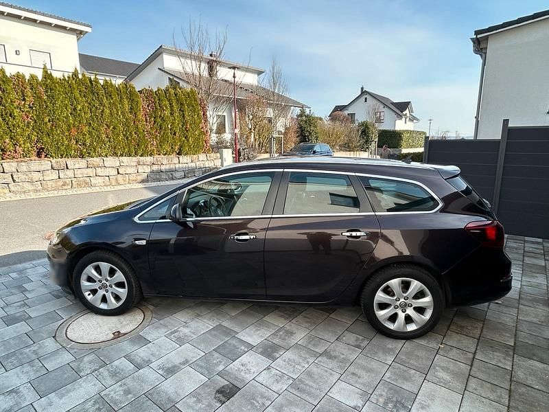 Gebraucht Opel Astra Exklusiv 165 PS (121 kW) 2012 Braun Kombi
