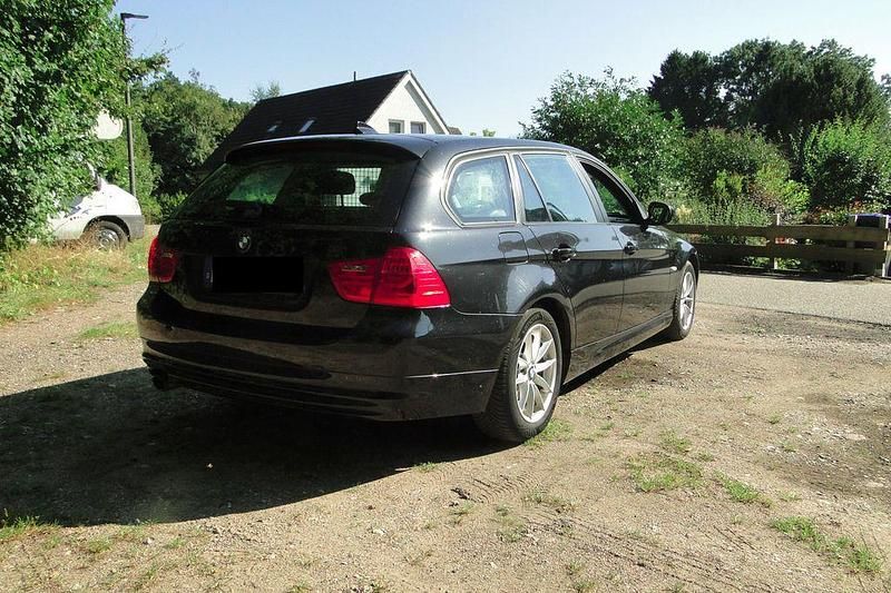 Gebraucht BMW 320 184 PS (135 kW) 2010 Schwarz Kombi