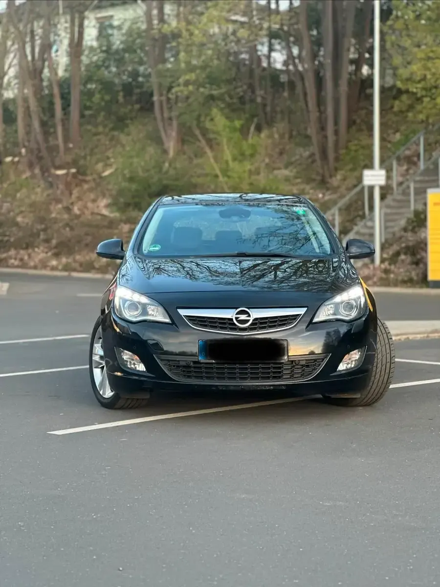 Usata Opel Astra 110 CV (80 kW) 2011 Nero Utilitaria