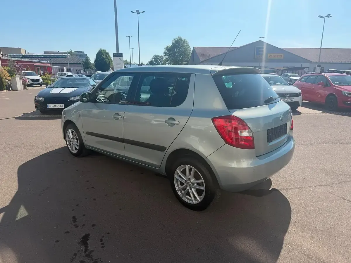 Gebraucht Skoda Fabia 105 PS (77 kW) 2012 Silber Limousine