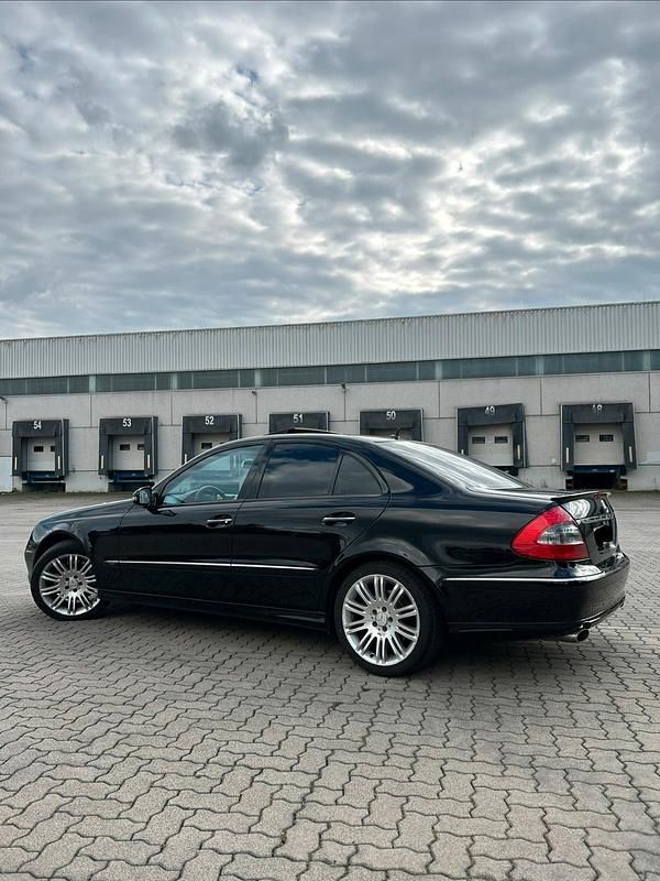 Schwarz Gebraucht 2006 Mercedes E280 Avantgarde Limousine | 4.500 € (Superpreis) - Bild 1/4
