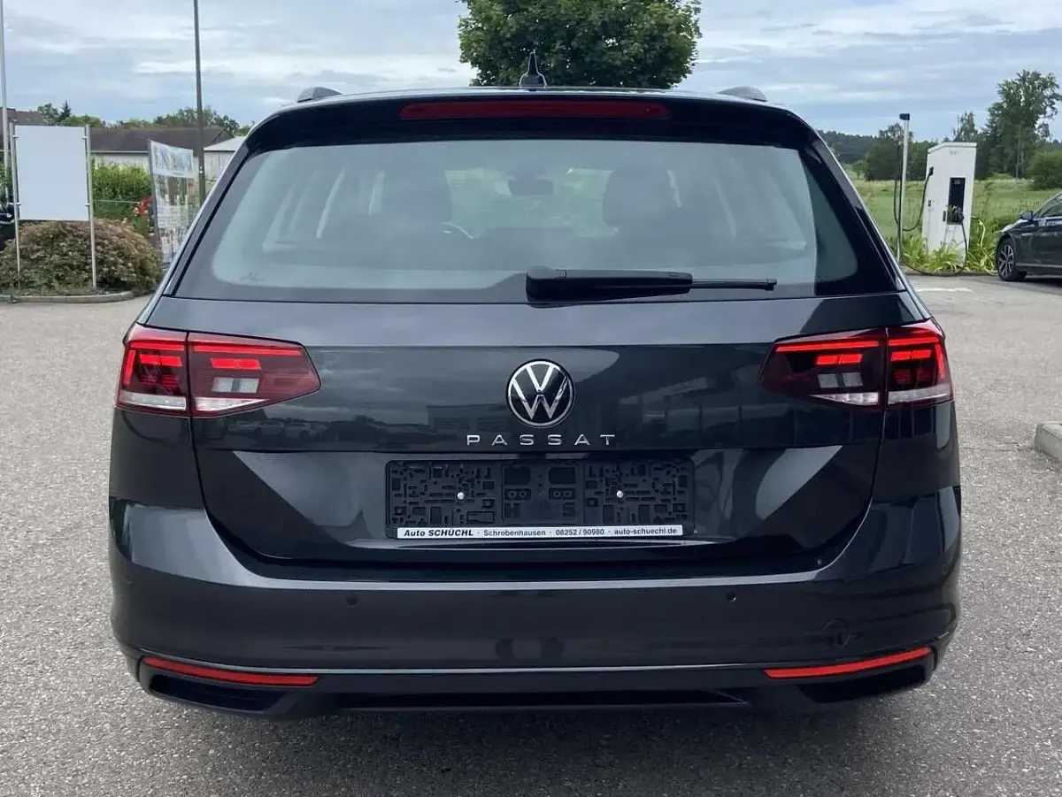 Gebraucht VW Passat 122 PS (89 kW) 2023 Grau Kombi