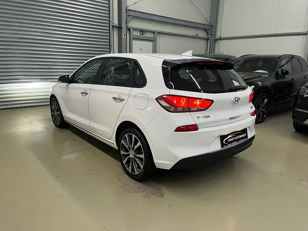 Gebraucht Hyundai i30 136 PS (100 kW) 2019 Polar white / sol Limousine