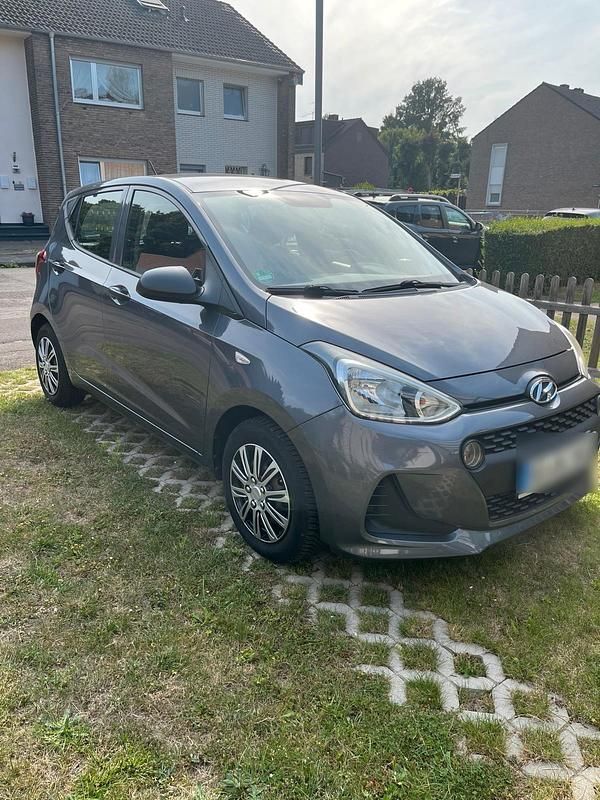 Grau Gebraucht 2017 Hyundai i10 Classic Kleinwagen | 6.500 € (Superpreis) - Bild 1/4