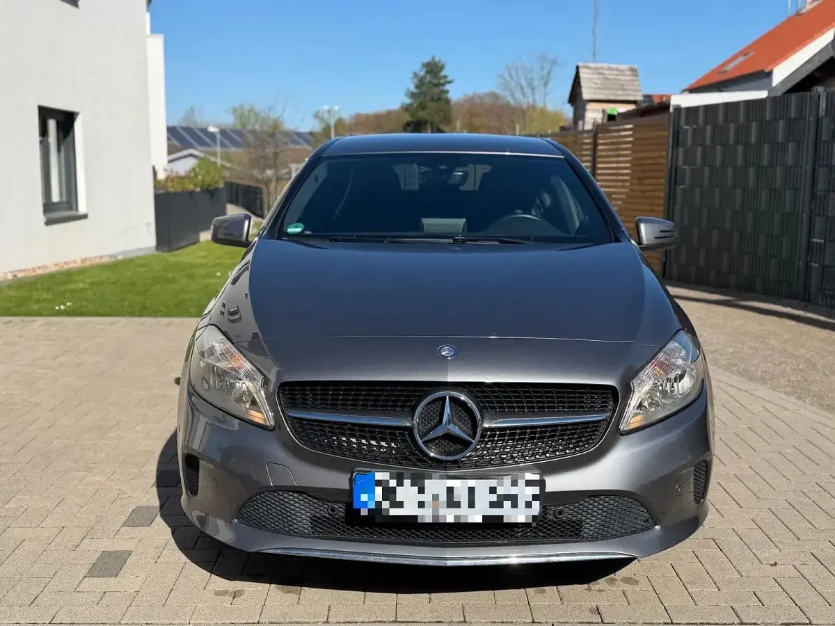 Gebraucht Mercedes A180 122 PS (89 kW) 2016 Grau Kleinwagen
