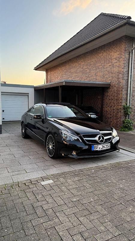 Schwarz Gebraucht 2015 Mercedes E250 Coupé | 19.000 € (Fairer Preis) - Bild 1/4