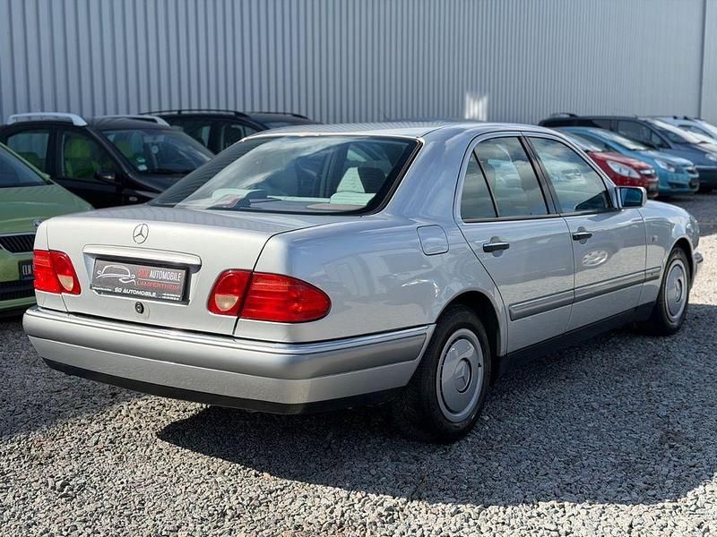 Gebraucht Mercedes E230 Elegance 150 PS (110 kW) 1996 Silber Limousine