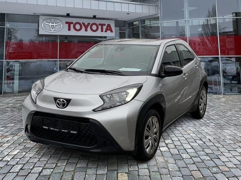 Silber Gebraucht 2023 Toyota Aygo Play Kleinwagen | 12.690 € (Guter Preis) - Bild 1/4