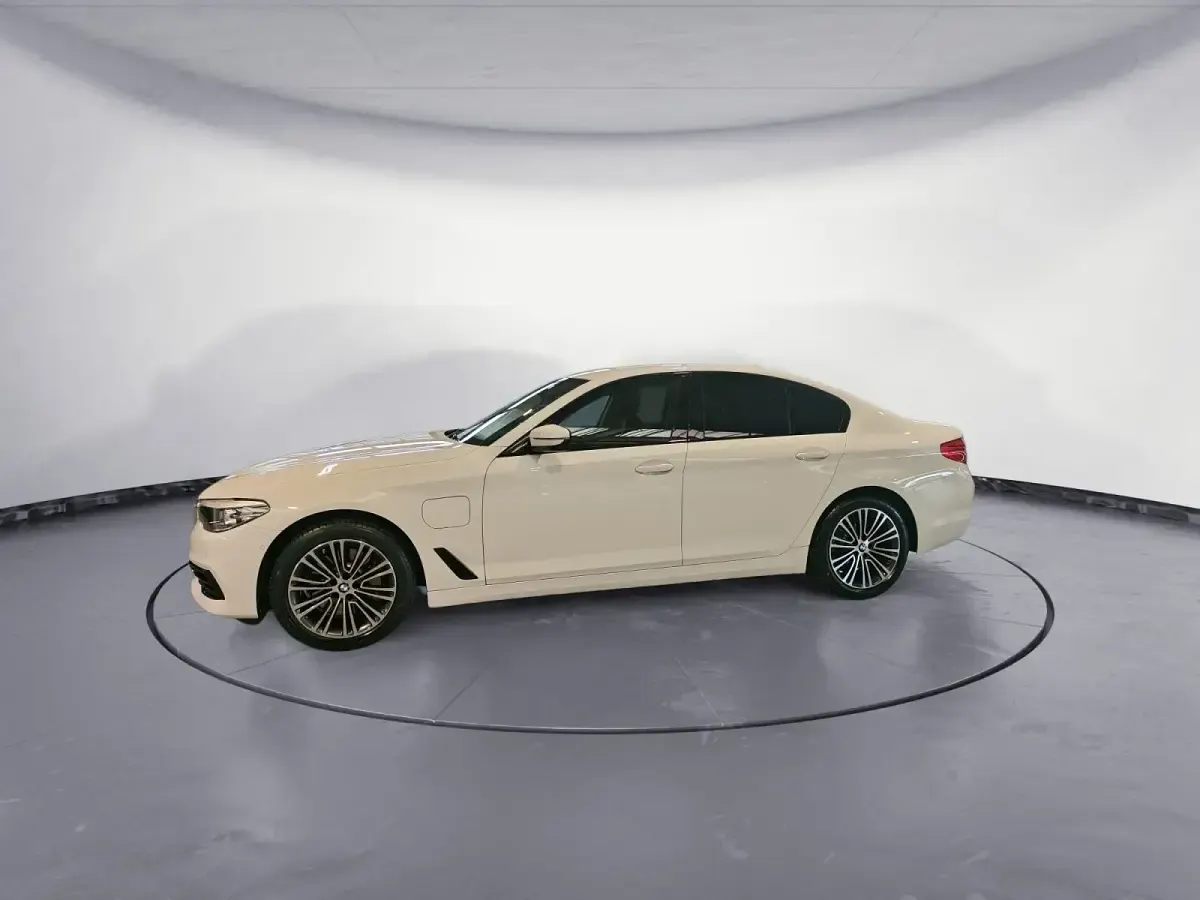 Gebraucht BMW 530e Sport Line 252 PS (185 kW) 2020 Weiß Limousine